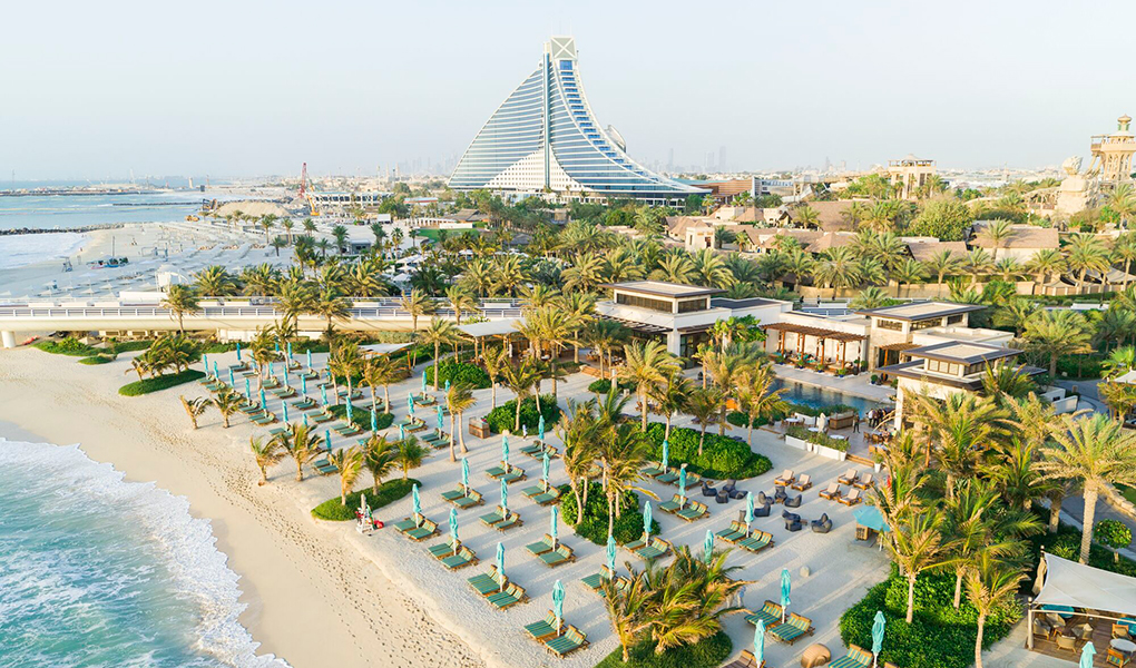 Vistas aéreas de la playa del hotel de lujo Jumeirah Al Naseem en Dubai