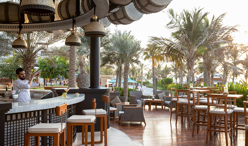 Bar sobre la playa mesas exterior