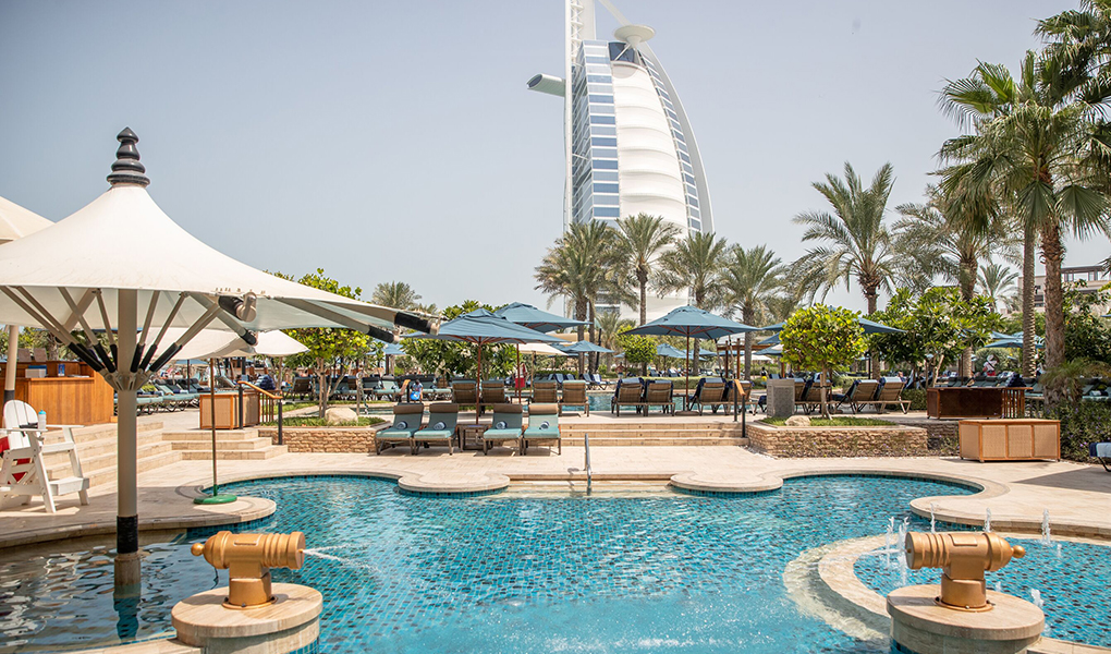 Zonas comunes con piscina y vistas al Burj Al Arab