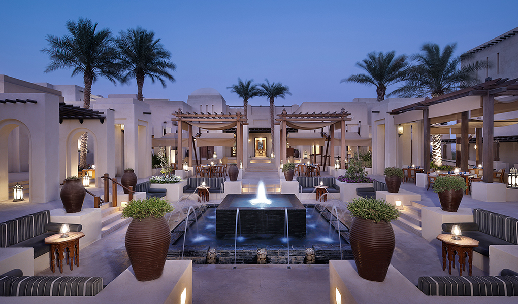 Vista exterior del Al Wathba Desert Resort iluminación nocturna