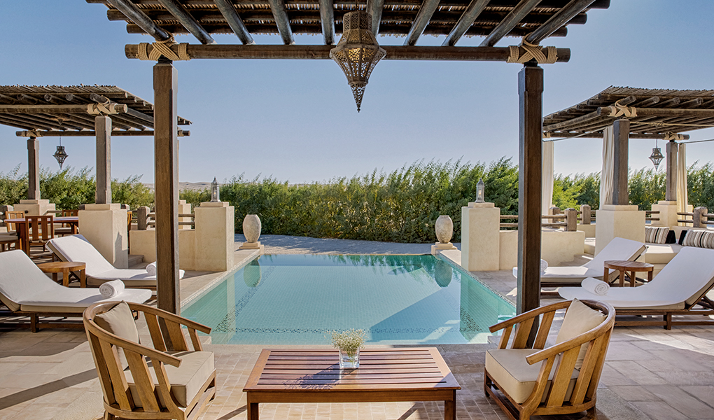 Piscina privada villa Al Wathba Desert Resort desierto Abu Dhabi