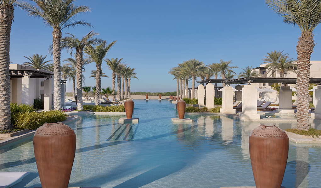 Piscina y zonas comunes del hotel lujo desierto de Abu Dhabi