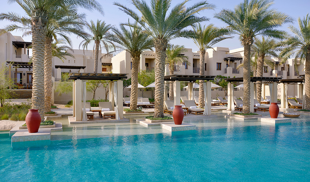 Vistas a la piscina y las habitaciones del hotel de lujo desierto de Abu Dhabi