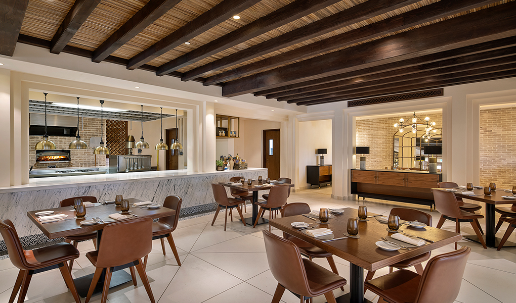 Restaurante mesas y decoración Al Wathba Desert Resort