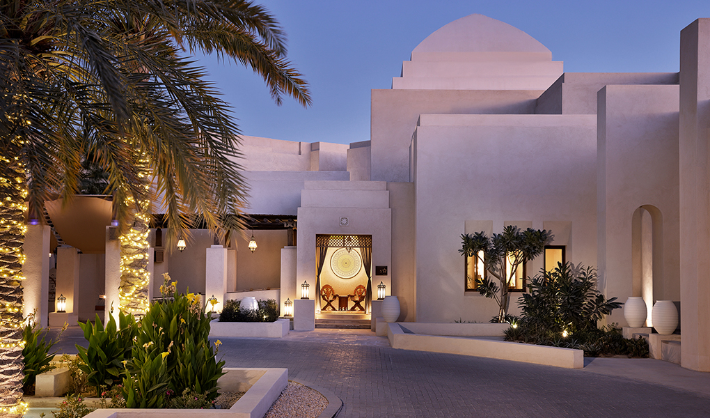 Entrada al Al Wathba Desert Resort luces al atardecer