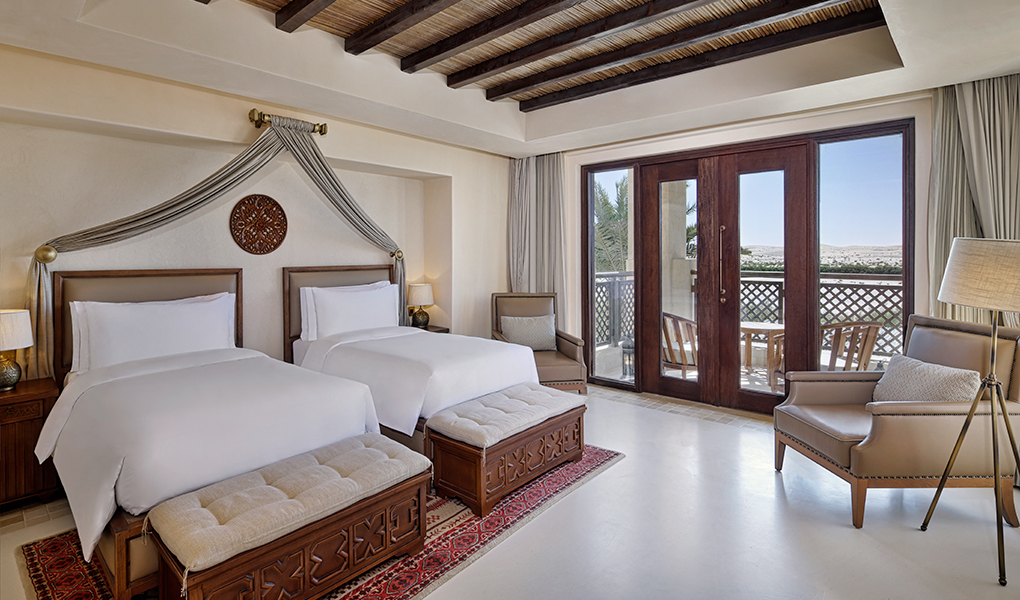 Habitación con dos camas individuales en el hotel Al Wathba Desert Resort desierto de Abu Dhabi