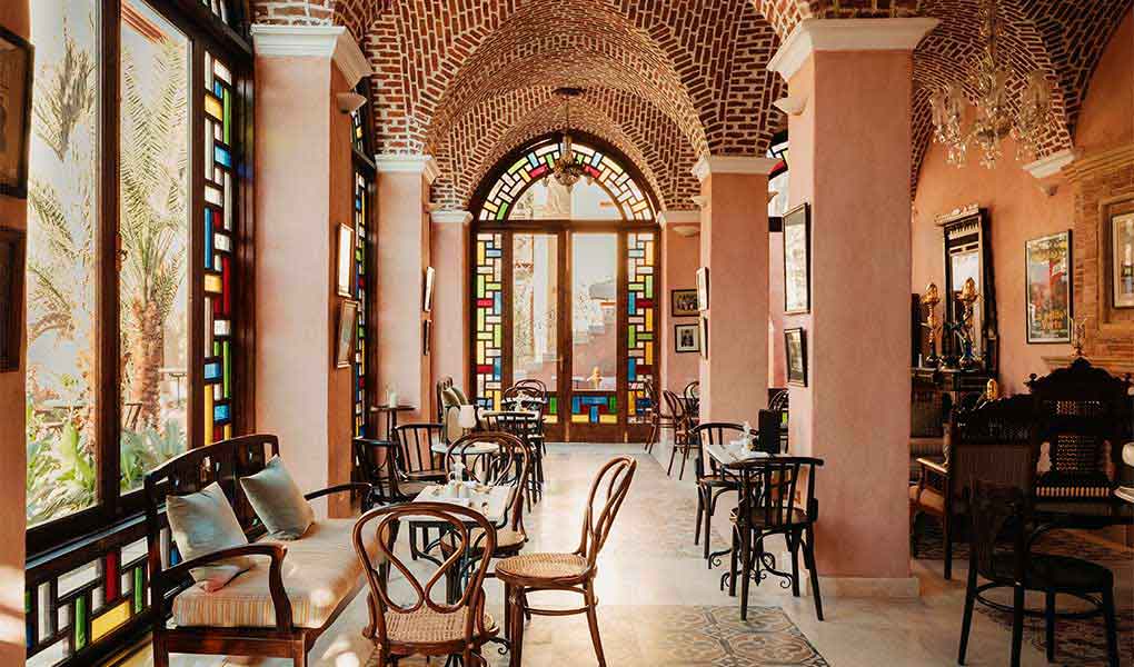 Restaurante del hotel con vitrales artesanales Al Moudira