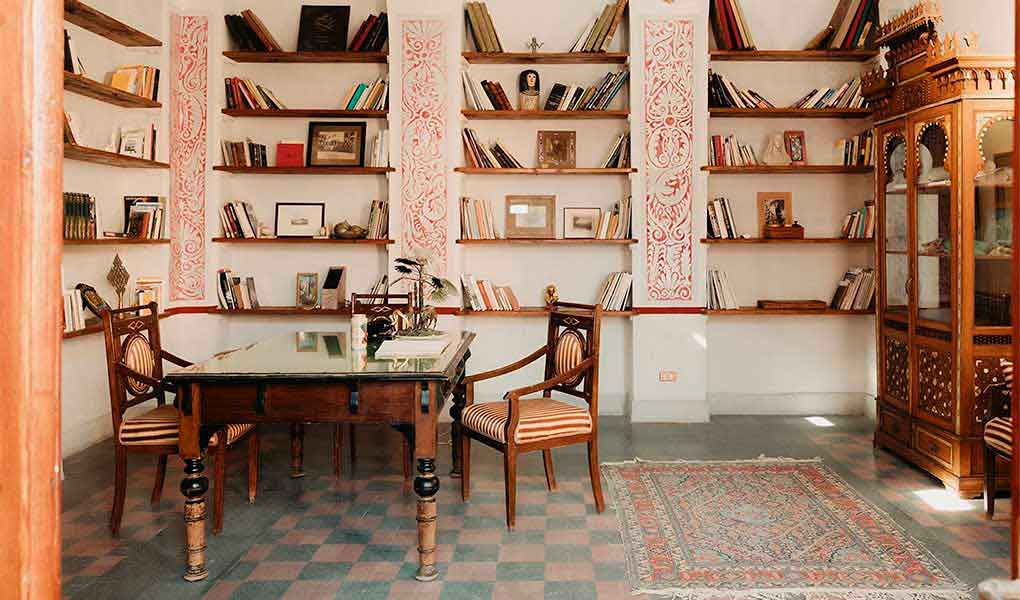 Biblioteca del hotel de lujo en Luxor Al Moudira