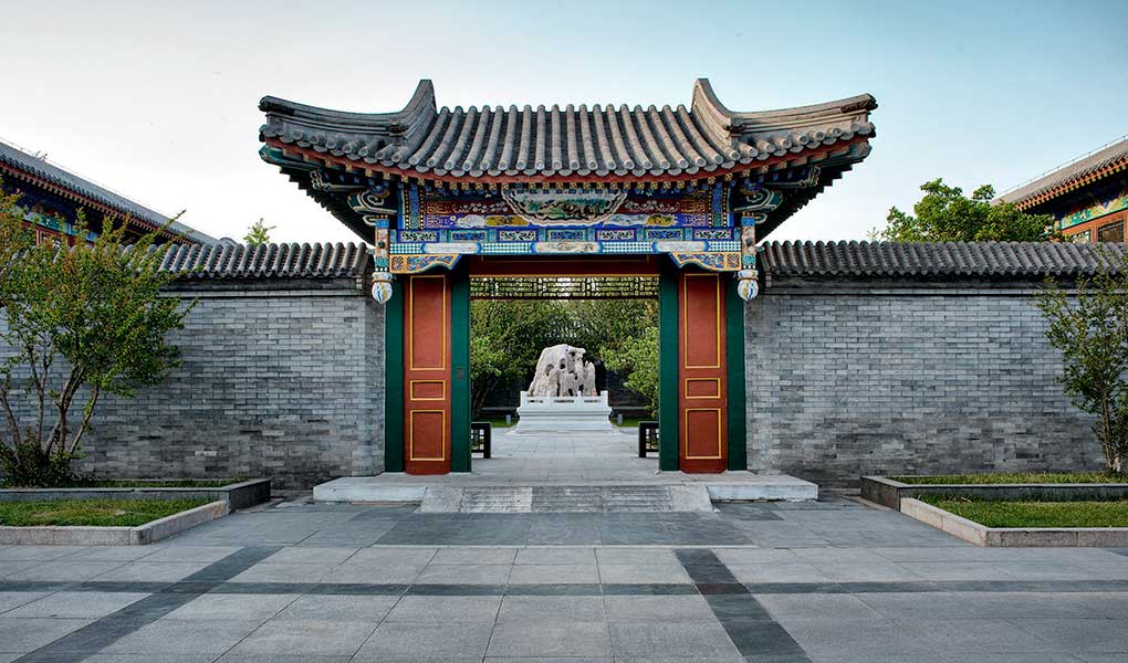 Puerta de entrada con arquitectura tradicional corte imperial de China.