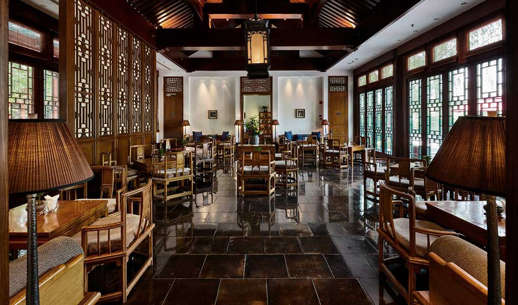 Restaurante tradicional del hotel detalles en madera