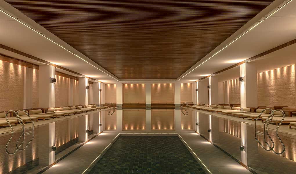 Zonas comunes y piscina interior del hotel Aman at Summer Palace