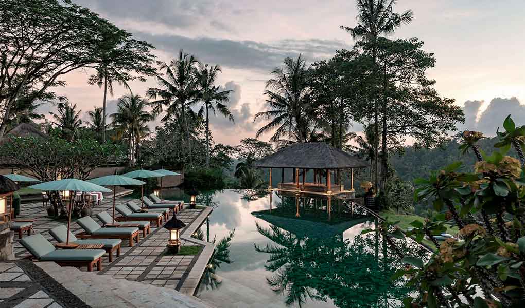Piscina exterior del hotel con vistas al atardecer