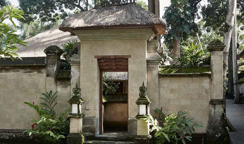 Entrada a la villa con detalles tradicionales Amandari en Ubud