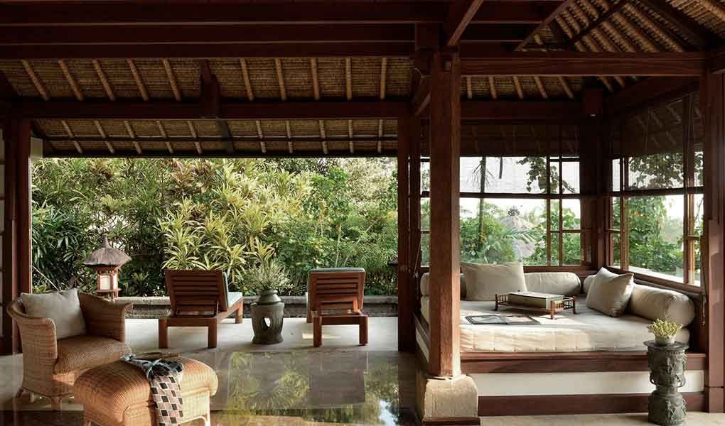 Terraza exterior del hotel de lujo en Ubud Amandari