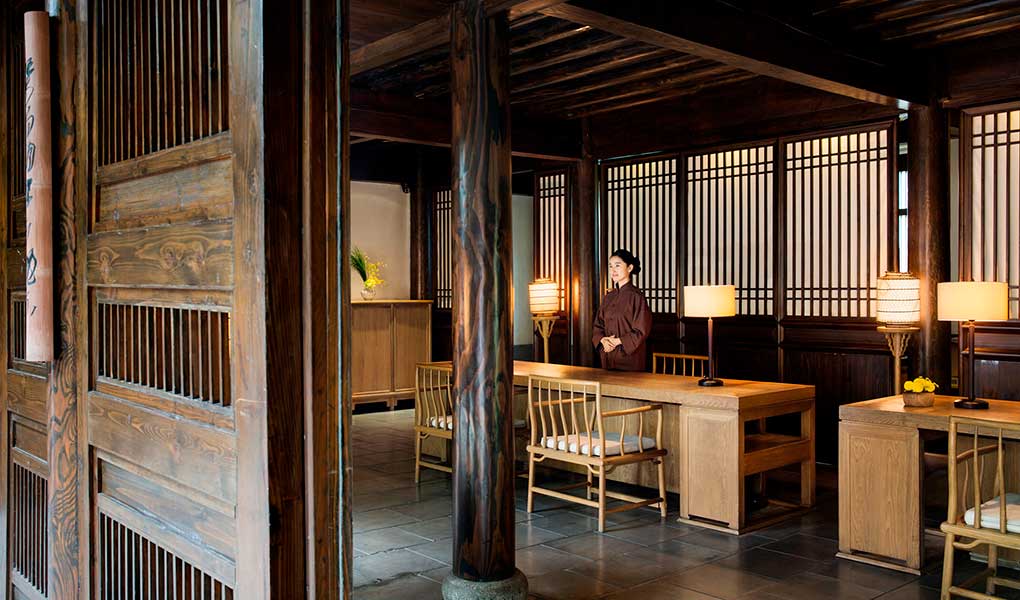 Decoración interior en madera del hotel Amanfayun en China