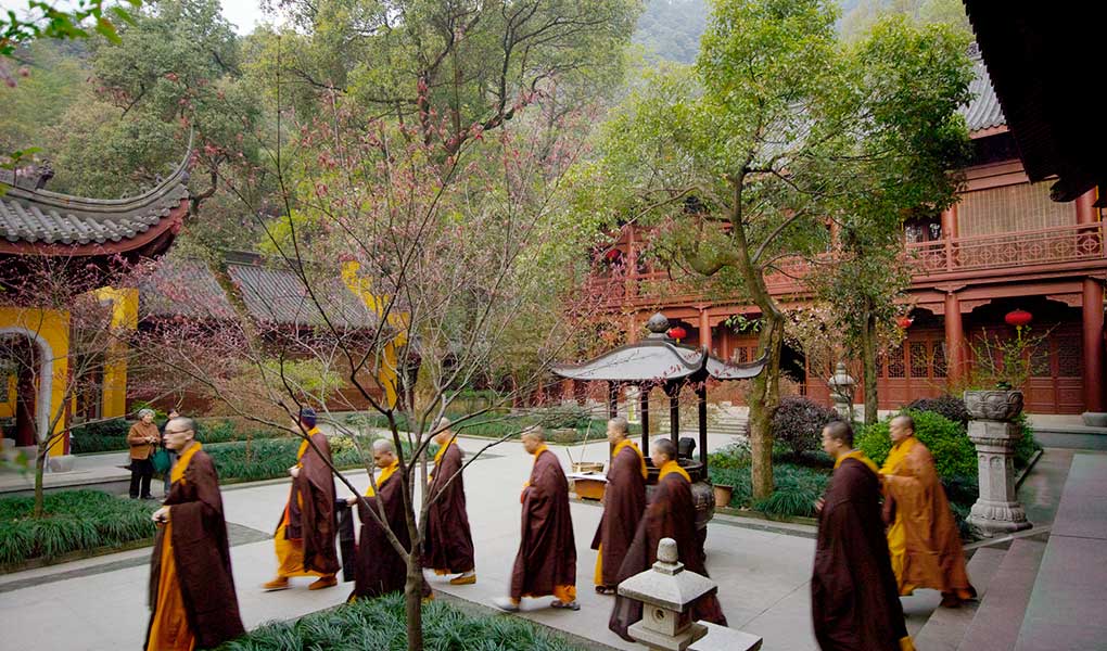 Grupo de monjes en China en patio del hotel Amanfayun 