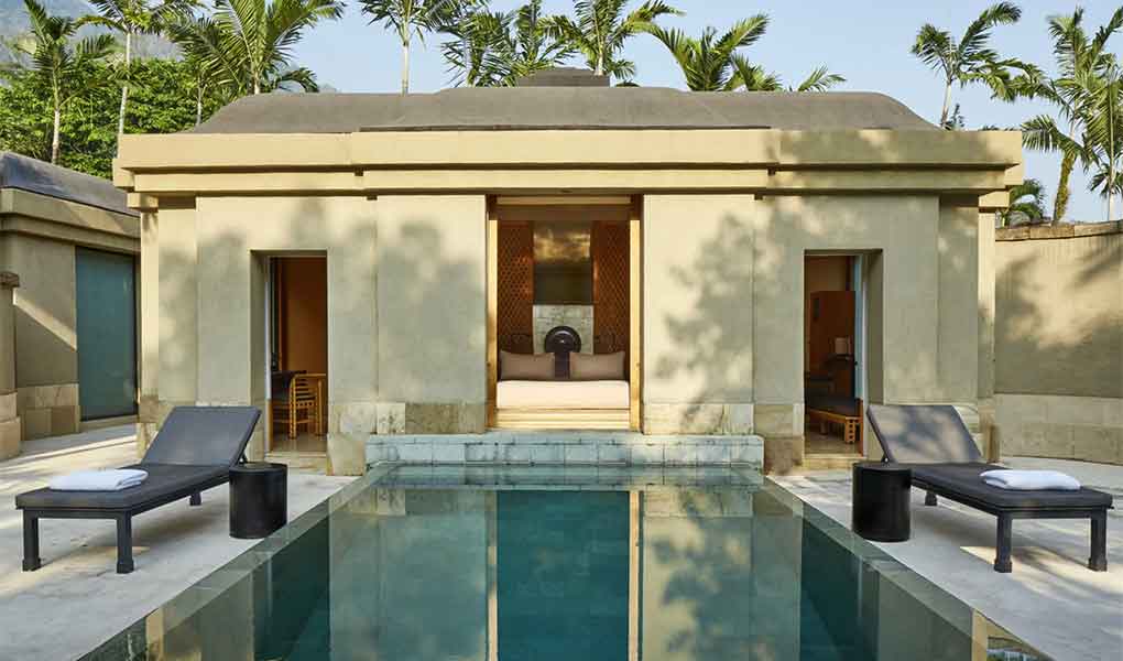 Piscina exterior y zonas comunes del hotel Amanjiwo 