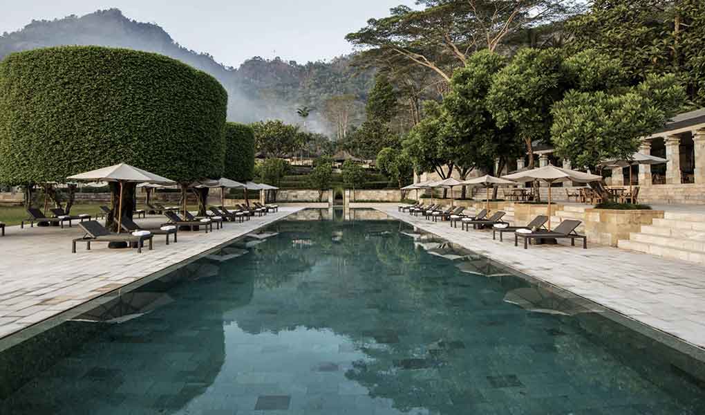 Piscina exterior del hotel en Indonesia en Java