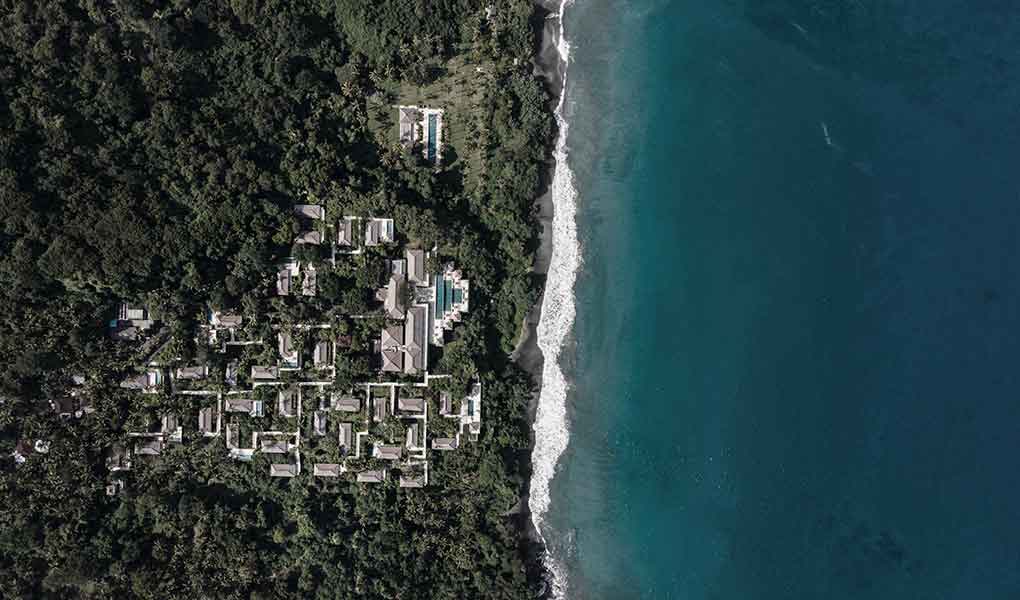 Playa del hotel de lujo en Bali Amankila en Indonesia
