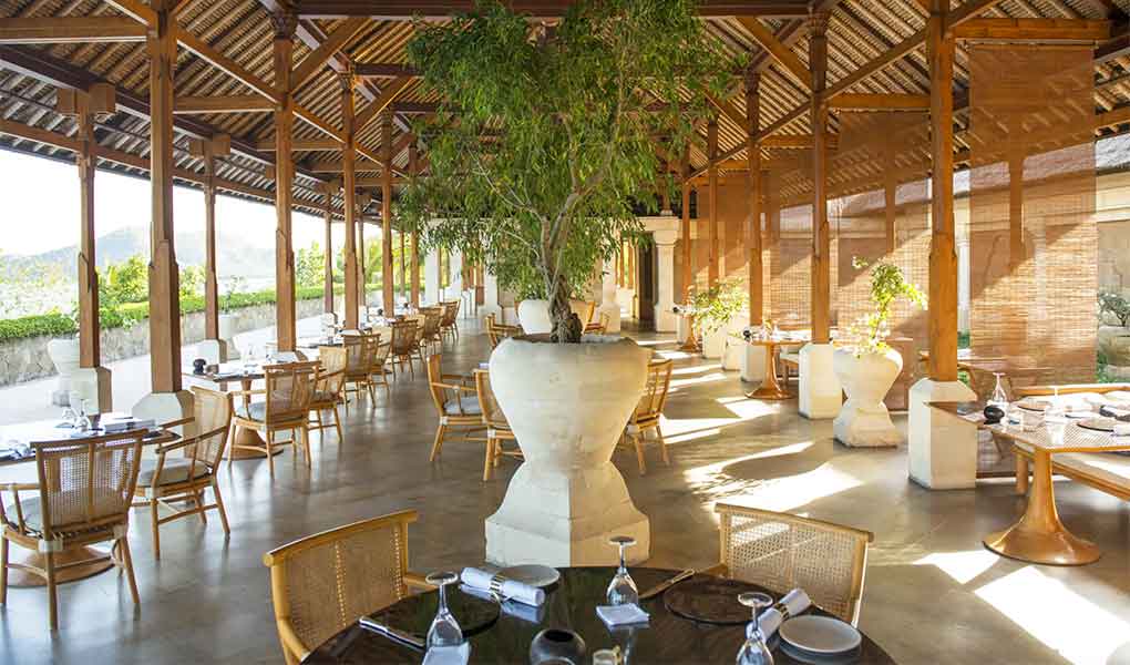 Restaurante exterior del hotel con diseño Indonesia tradicional