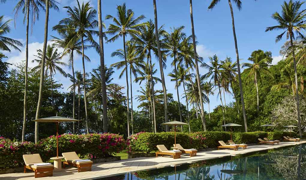 Piscina exterior del hotel Amankila en Bali Indonesia