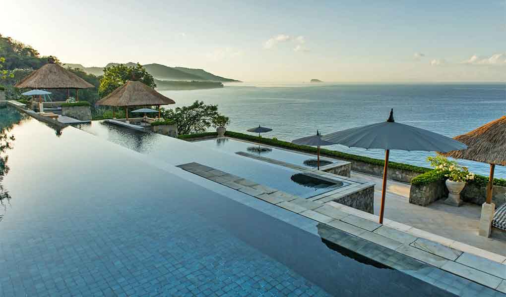 Piscina infinita en hotel Amankila en Bali