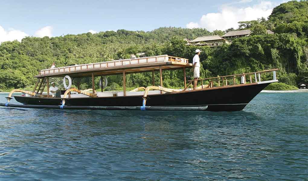 Barco privado del hotel de lujo en Indonesia Amankila