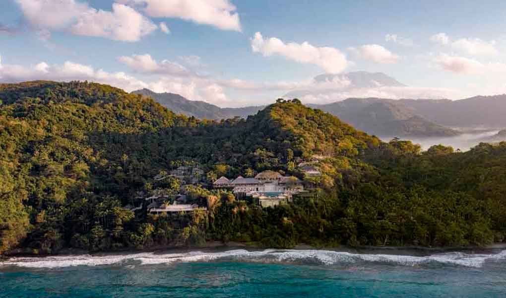 Vistas desde el mar del hotel Amankila en Indonesia