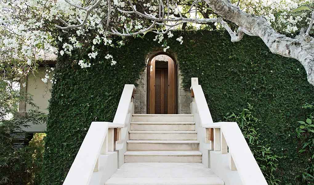 Escaleras tradicionales del hotel Amankila en Bali