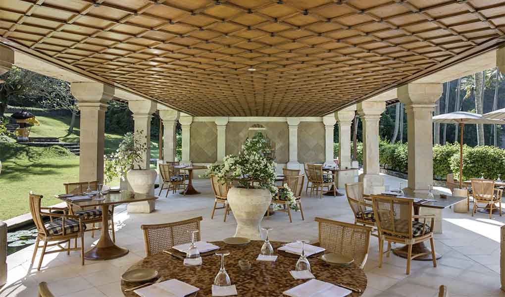 Recepción Interior del hotel en de lujo en la playa en Bali