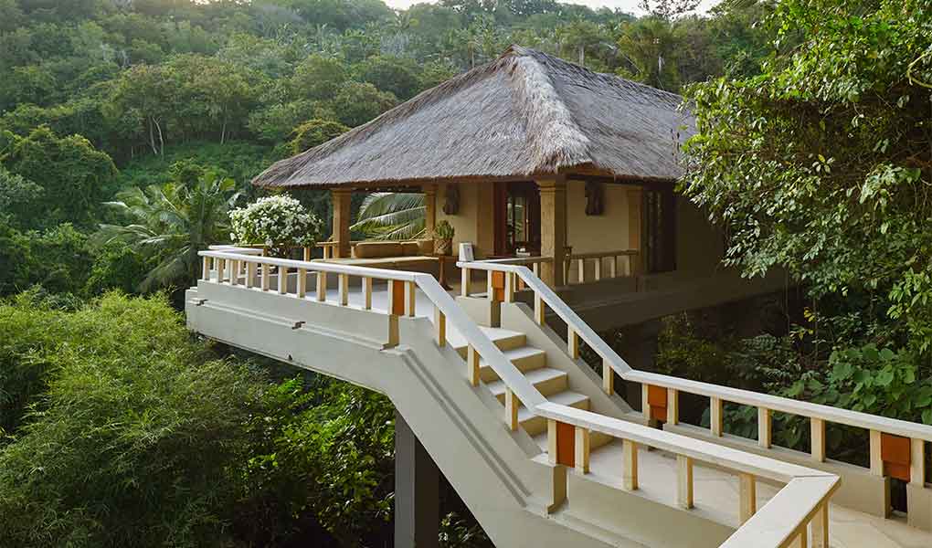 Entrada a la villa privada del hotel Amankila en playa Indonesia