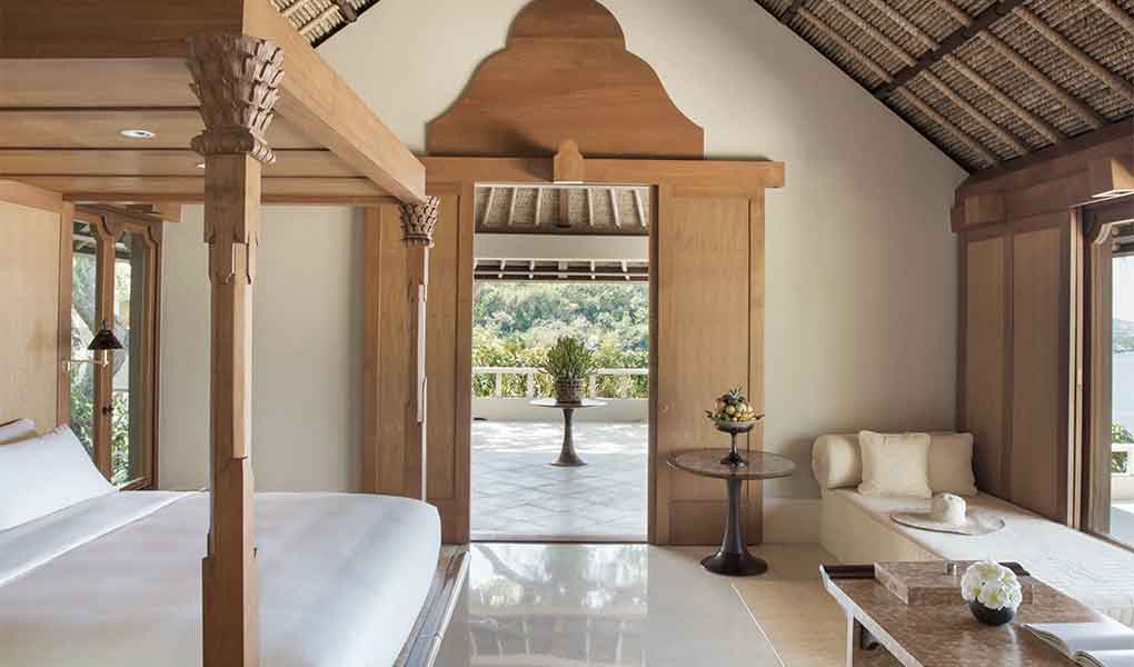 Detalle de la cama con dosel de la habitación