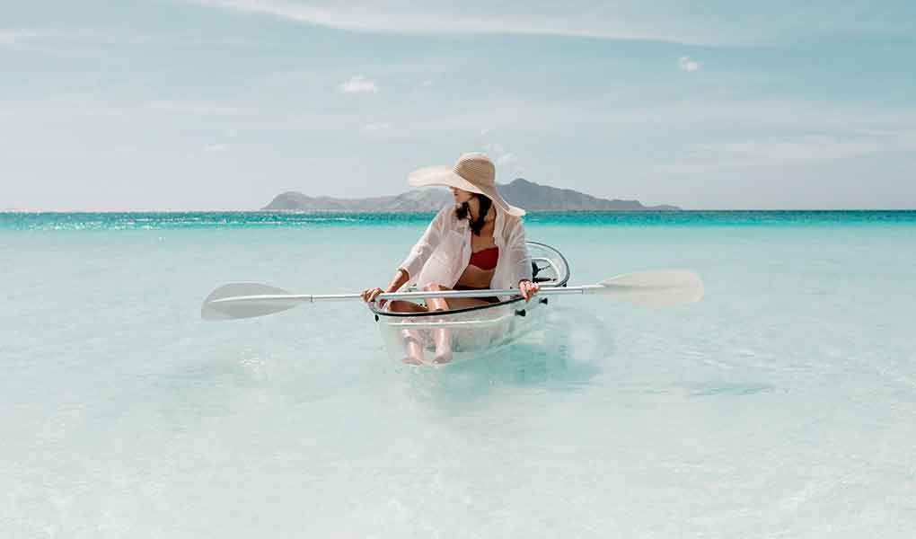 Persona haciendo kayak en Filipinas hotel de lujo Amanpulo