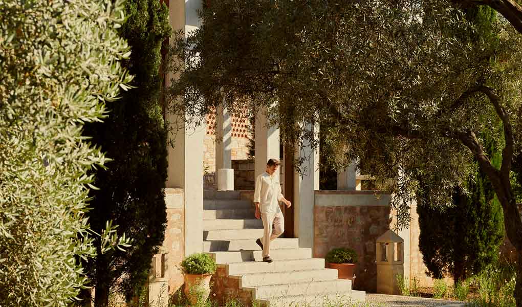 Entrada del hotel persona bajando escaleras hotel Amanruya Bodrum