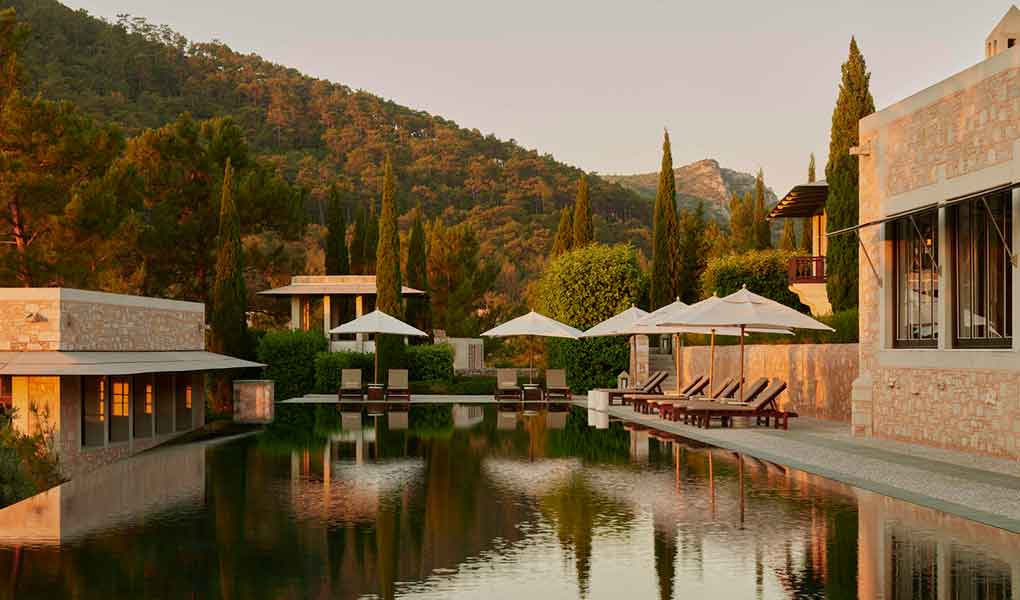 Piscina exterior del hotel Amanruya en Turquía Bodrum reflejo del agua