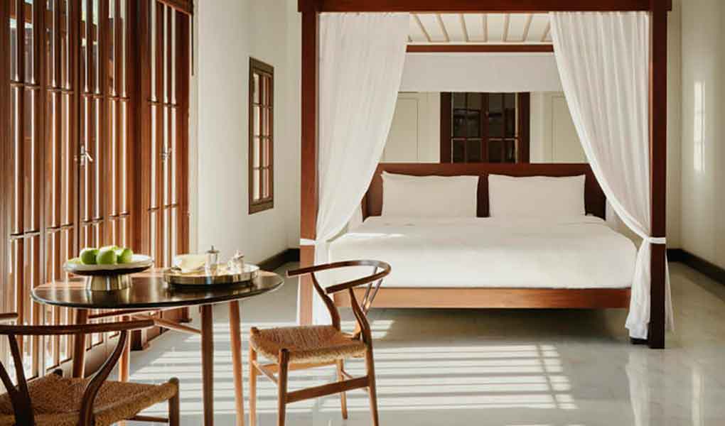Decoración interior de la Villa Privada con blanco, madera tradicional y mármol de Mármara