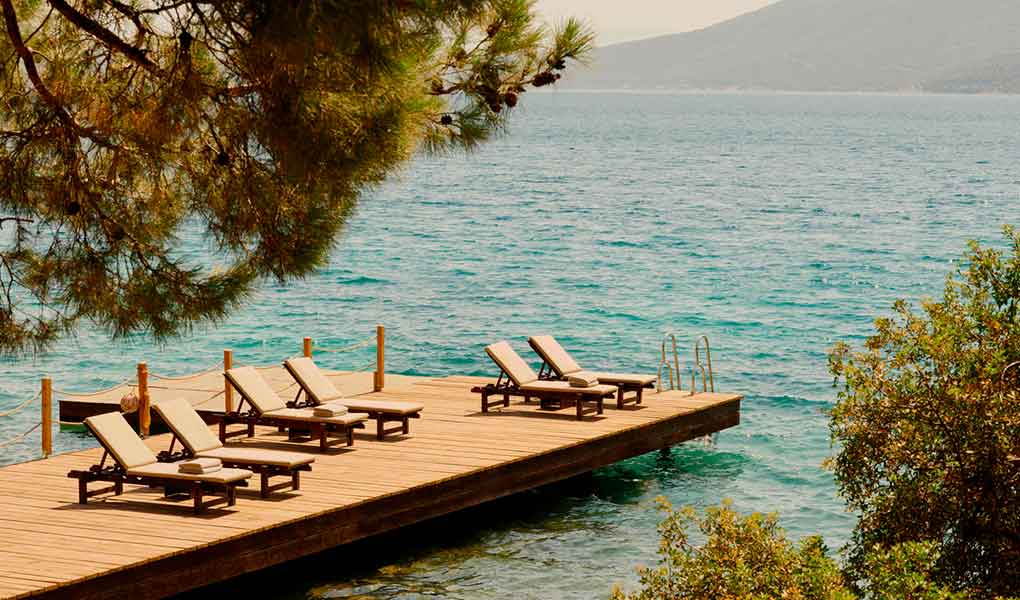 Muelle privado de madera del hotel lujo en Bodrum Amanruya