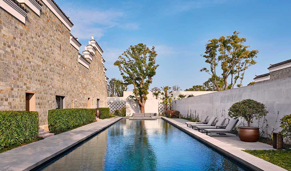 Piscina exterior del hotel
