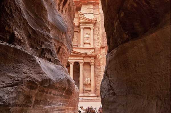 Fachada de la ciudad de Petra en diferentes tonos de rosado