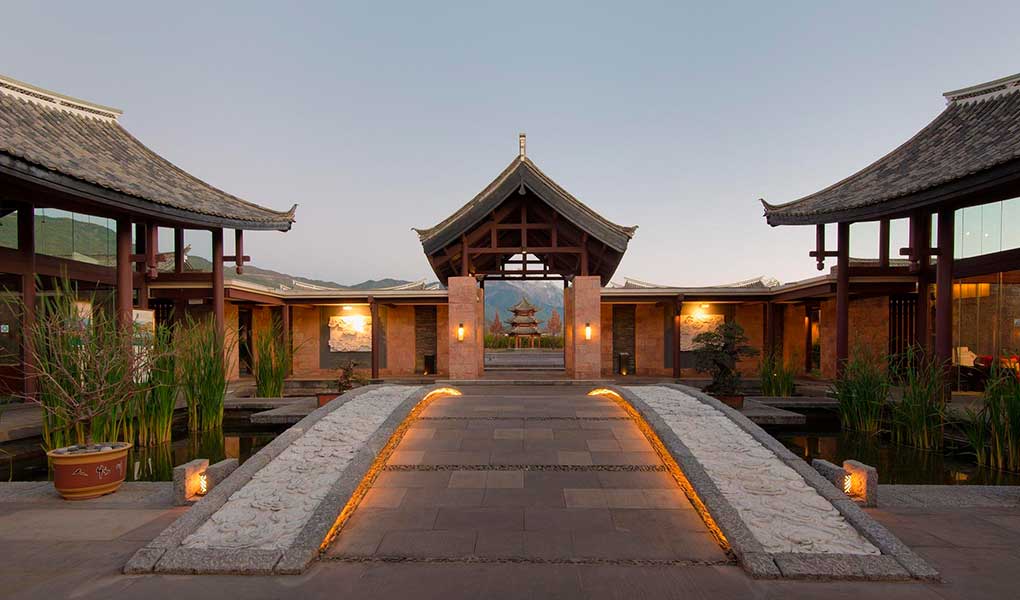 Banyan Tree Lijiang en China entrada luz atardecer