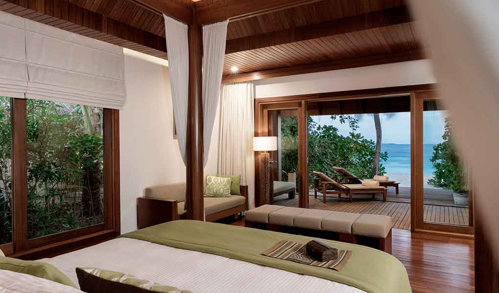 Interior de la villa privada con detalles en madera salida privada a la playa