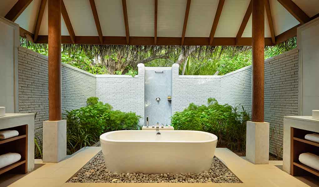 Decoración del baño exterior villa privada hotel de Maldivas