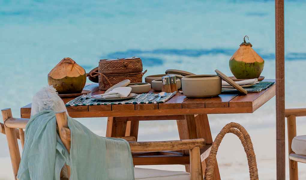 Mesa romántica viajes de novios a Bawah Reserve en Indonesia 