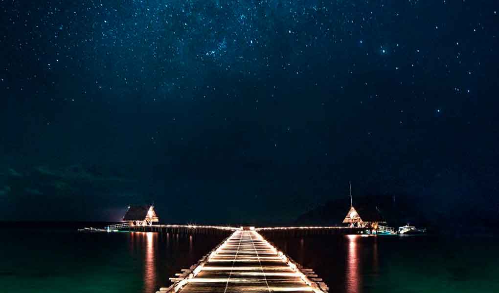 Vistas de los cielos estrellados en Indonesia