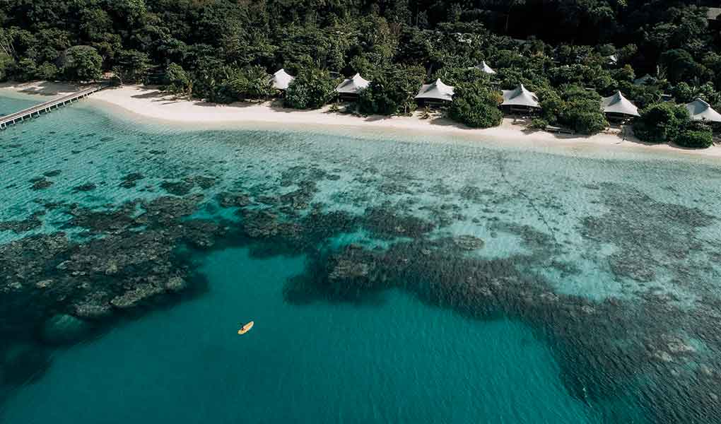 La playa de Bawah Reserve con las villas privadas sobre la playa y el reef