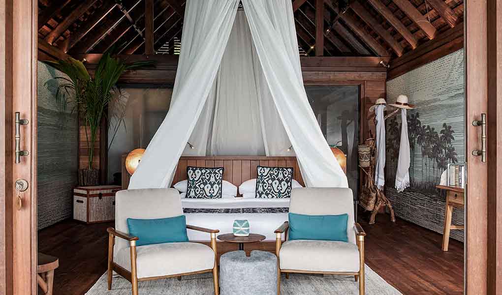 Detalle de la villa privada de lujo en Bawah Reserve con cama con dosel