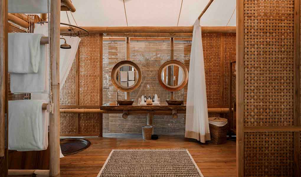 Detalle en madera dentro de la villa en Bawah Reserve en Indonesia