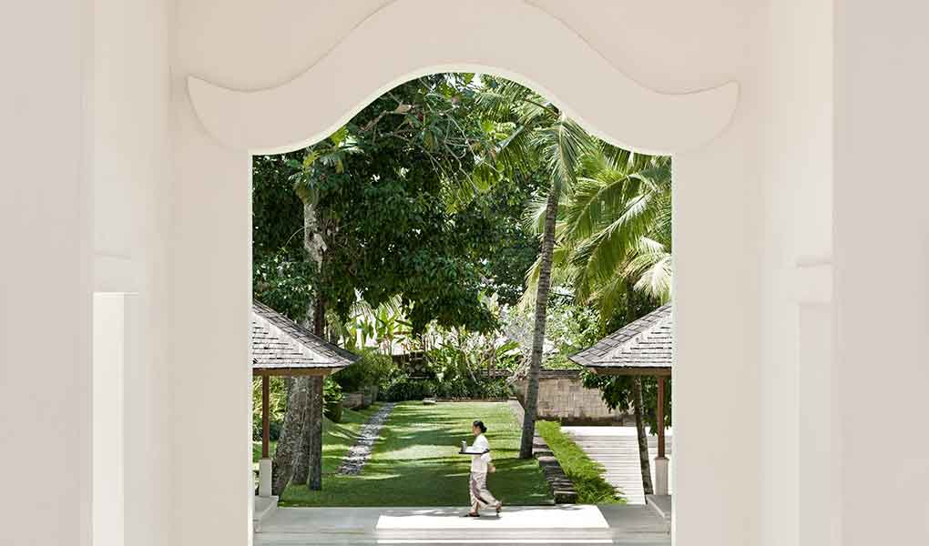 Puerta blanca entrada a COMO Shambhala Estate