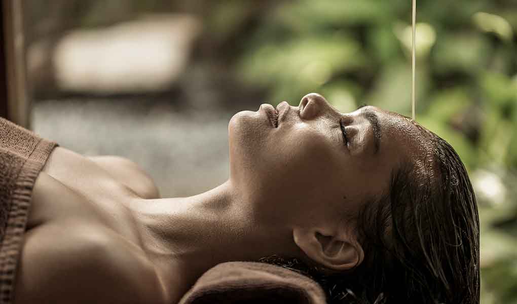 Mujer en un tratamiento de SPA COMO Shambhala Estate