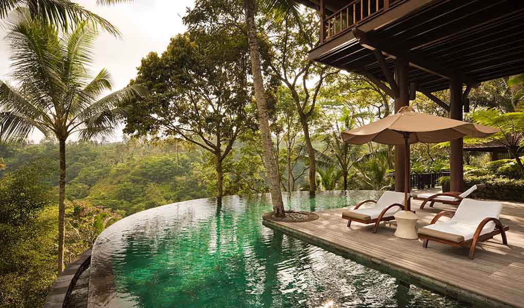 Piscina y zonas comunes hotel de lujo Indoensia